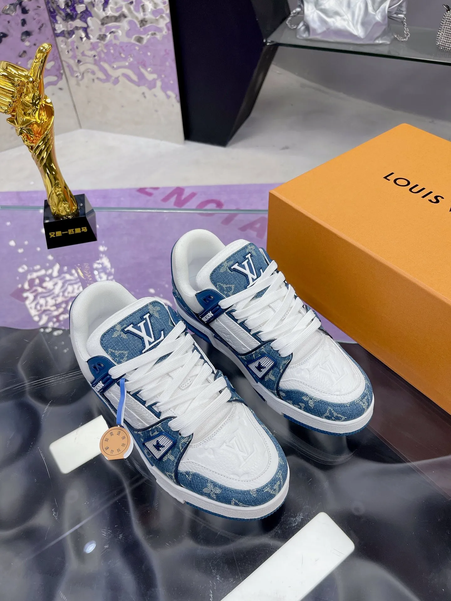 👟👟Ex-factory price 840👟👟 Original development, quality shipping, welcome to compare ❥❥❥❥❥❥LV Trainer Maxi sneakers series LV Trainer Maxi sneakers introduce the loose silhouette of the ready-to-wear series into the LV Trainer sneaker design written by Virgil Abloh, making an eye-catching appearance at the 2024 spring and summer men's wear show. The cow leather upper is combined with rough fabric laces, and colorful beading highlights the brand's classic elements. LV letters mark the tongue and Monogram floral outsole. Mixed materials Made of first-layer cowhide, wrapped in imported custom-printed denim, thick shoelace design, large Monogram print on the side, "lv 54" badges on the tongue and heel, rubber outsole decorated with Monogram flowers, mesh lining and cotton feet, the comfort is as extreme as ever, premium heritage, quality first, worth owning! Size: 35-40 for women, 39-44 for men (45 is custom-made and cannot be returned or exchanged) ♡Full set of packaging with original gift box